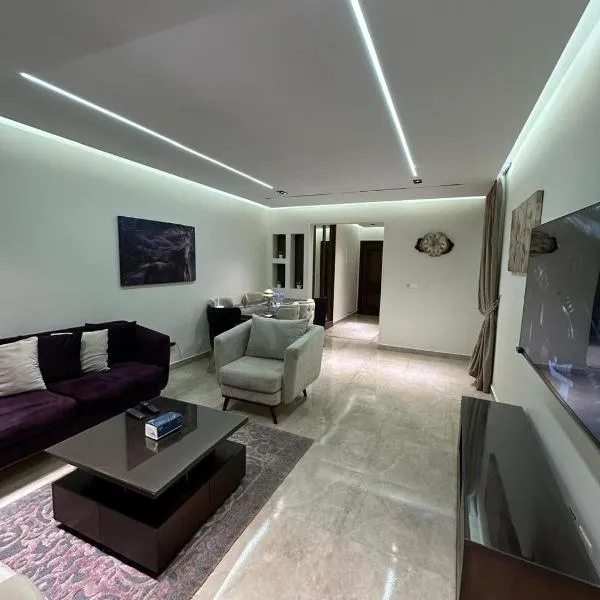 Luxury apartment with garden in Janna 2 sheikh Zayed, hotel v destinaci Sheikh Zayed
