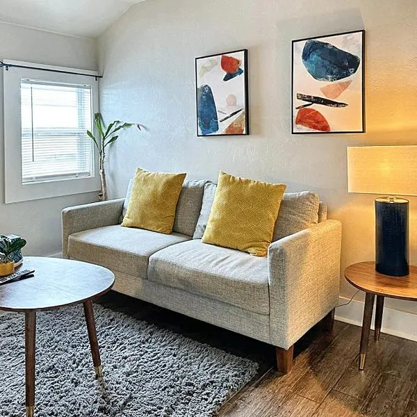Vintage 2br Home Clean & Affordable #l2, hotel v destinaci Midwest City