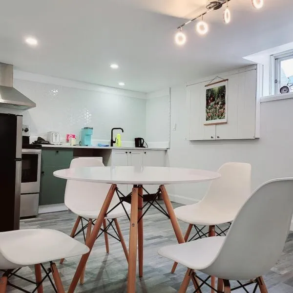 10 minutes to Montreal entire place 2 bedrooms private entrance, hotel em Laprairie