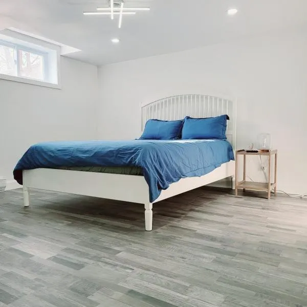 10 minutes to Montreal entire place 2 bedrooms private entrance, hotel v destinaci Laprairie