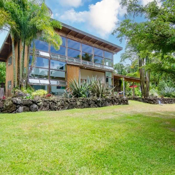 Jungle Haven Ocean Front Eco Villa On Fruit Farm, hotel v mestu Pahoa