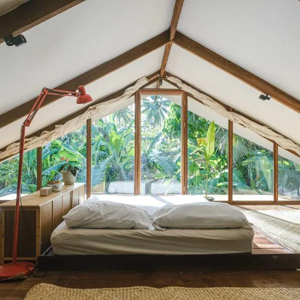 charming attic room in general luna, hotell sihtkohas Catagnan