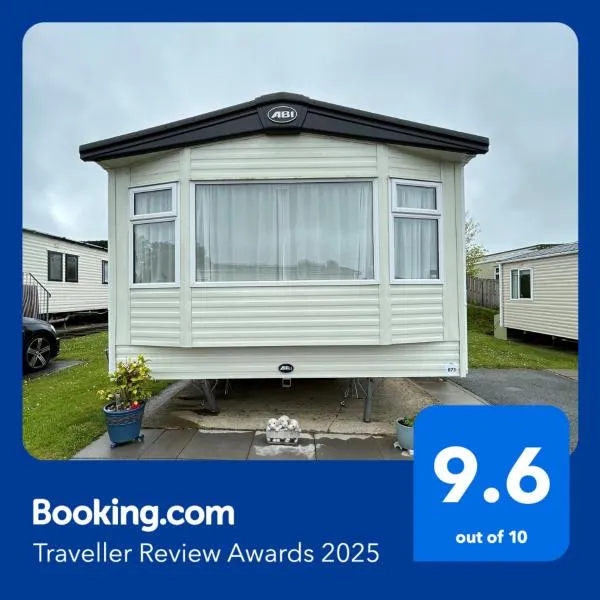 Delightful 2 bedroom Caravan, Pencnwc, New Quay, hotel in Cross Inn
