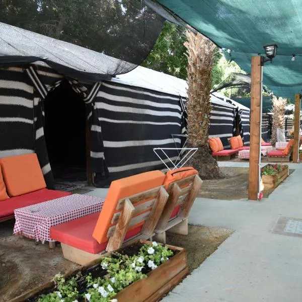 חאן שירת הערבה, hotel v destinaci Ẕofar