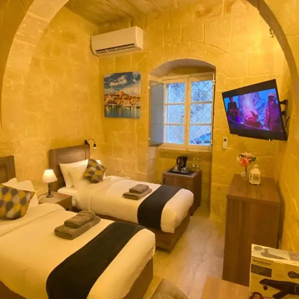 Ancient Maltese House with modern interior 3 min away from Airport TAL-PINU, hotel i Gudja