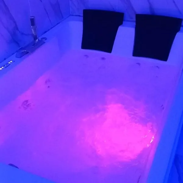 Jacuzzi Suite King – hotel w mieście Marsala