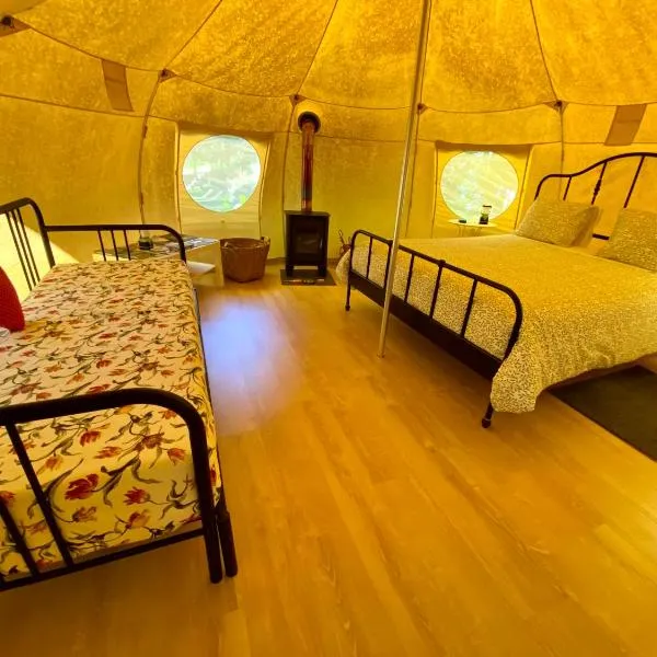 Wild Glamping Portugal - relax by Serra de Arga waterfalls in Viana do Castelo with hot tub, hotel a Viana do Castelo