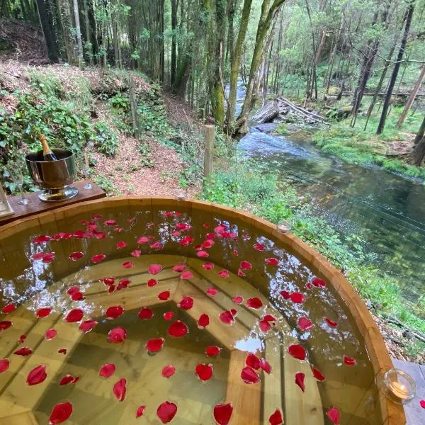 Wild Glamping Portugal - relax by Serra de Arga waterfalls in Viana do Castelo with hot tub, hotel v destinaci Viana do Castelo