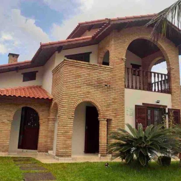 Casa com piscina, churrasqueira e ar-condicionado
