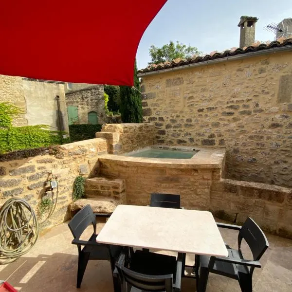Village house near Uzes, hotel in Saint-Siffret