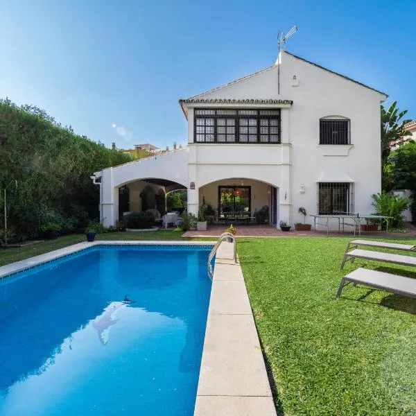 Villa in Marbella with golf views, ξενοδοχείο στη Μαρμπέλλα