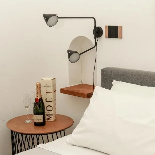 Dislocati BnB - Jacuzzi privata - Cucina - TV60" - Minimal Luxury, hotel in Marigliano