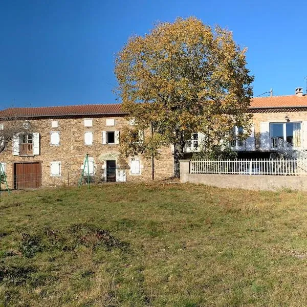 Maison spacieuse tranquille et calme PMR possible, hotel in Cronce