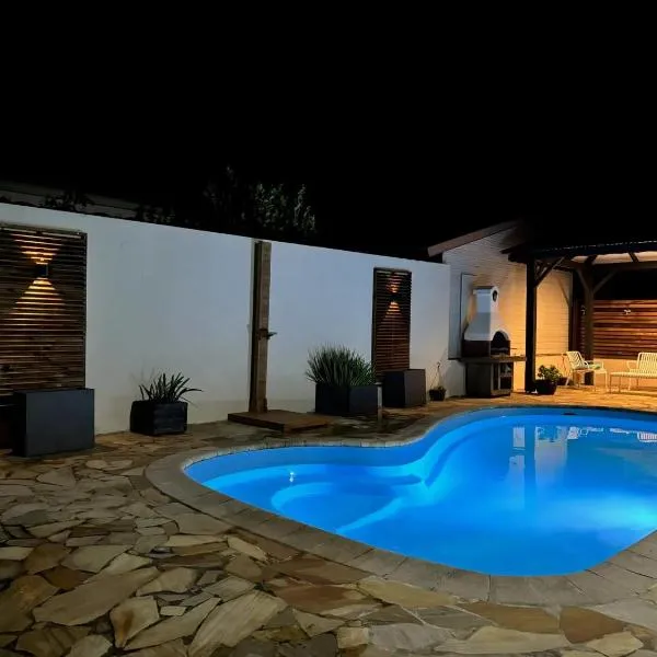 Villa spacieuse avec piscine à Saint-Pierre, hotel en Saint-Pierre