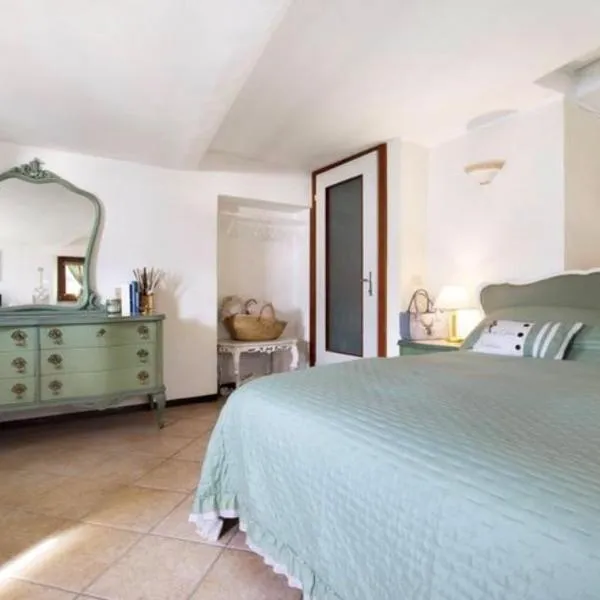 The Boards House on Lake Como - House or Master bedroom only, hotel Dorióban
