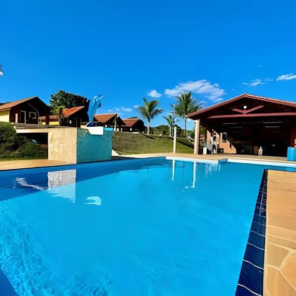 Chácara com 4 Chalés, grande piscina e muito verde, hotel in Atibaia