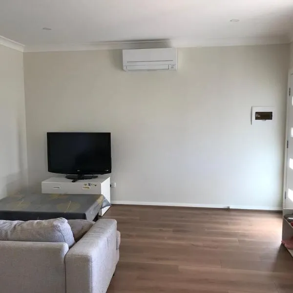 New stand-alone 2-bedroom house, hotel in Baulkham Hills