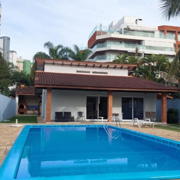 Casa no módulo 3 da Riviera de São Lourenço com churrasqueira e piscina privativas, 300m da praia