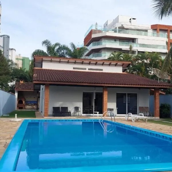 Casa no módulo 3 da Riviera de São Lourenço com churrasqueira e piscina privativas, 300m da praia, hotel in Bertioga