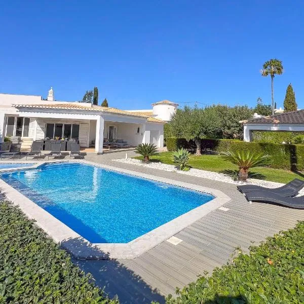 Beautiful 4-Bedroom Villa with Garden and Pool, hotel di Albufeira