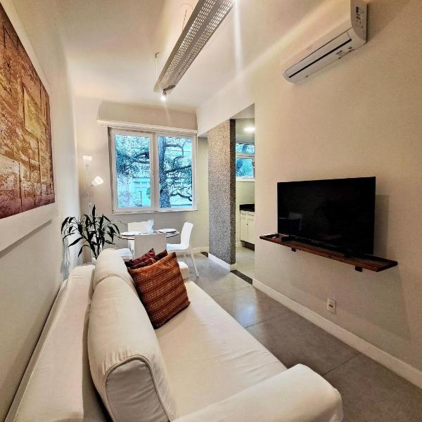 Charmoso apartamento em Ipanema a 150m da praia com Vista para o Verde, Cama King-Size, TV 60 e Lava e Seca