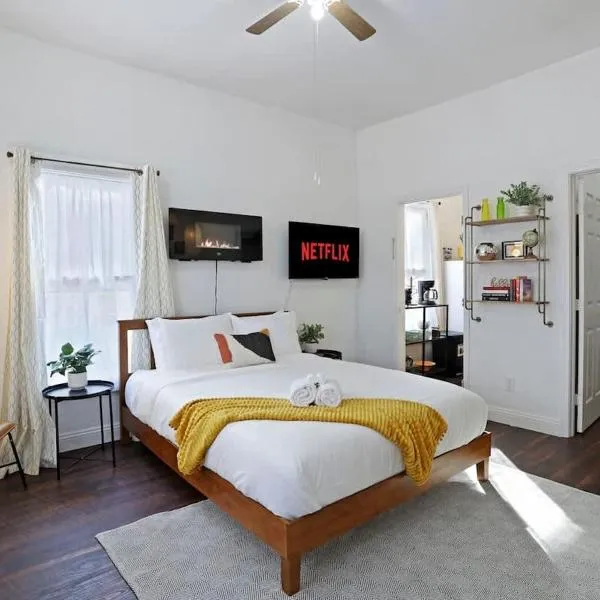 Cozy Upstairs Studio Near Downtown and the River, ξενοδοχείο στο Σακραμέντο