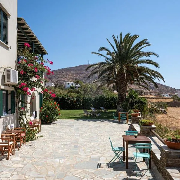 To Spiti Mas, מלון בטינוס טאון