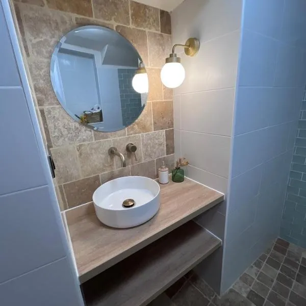 2 rooms very well located in L'Isle-sur-la-Sorgue, hotel in LʼIsle-sur-la-Sorgue