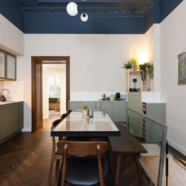 3 BDR apt in Prenzlauer Berg with cinema: Berlin'de bir otel
