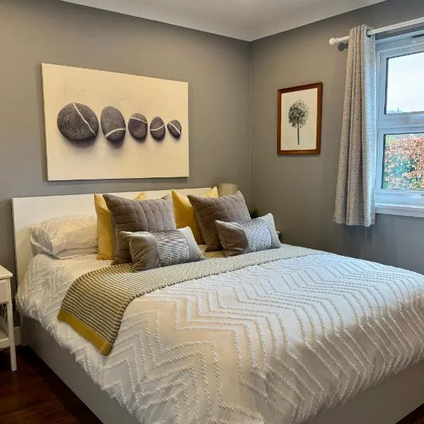 Holly Lodge - 2 x Kingsize bedrooms with private entrance and free parking-new shower room, hotel in Oban