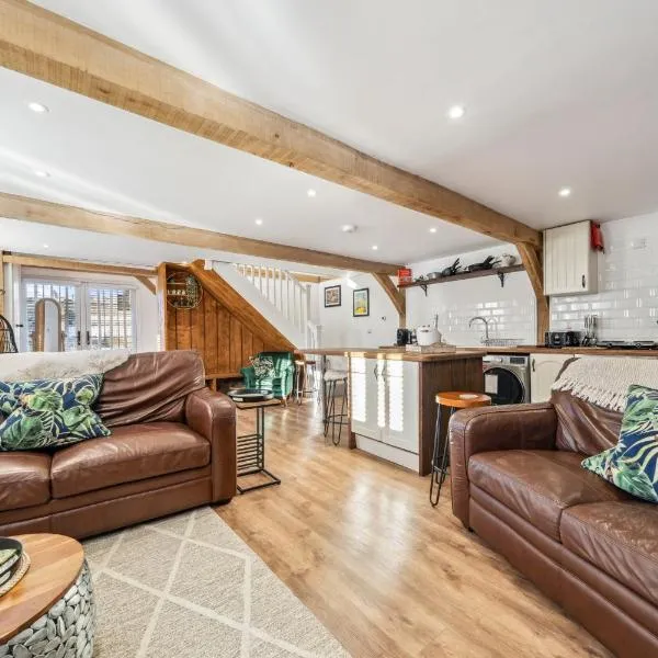 Countryside Barn with Hot Tub in New Forest, hotel v destinaci Hordle