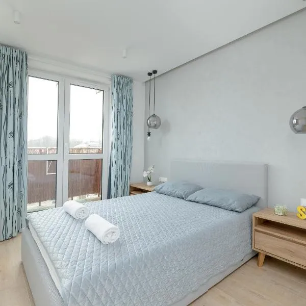 Charming Apartment with a Balcony in Rzeszów by Noclegi Renters, hotel en Rzeszów
