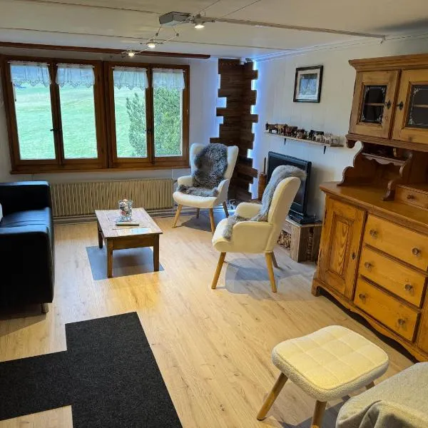 Enzian 4 Zi Ferienwohnung in Landhaus, hotel v destinaci Frutigen