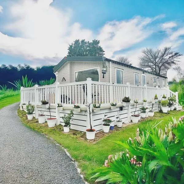 Caravan by Seaside with Hot Tub in Cornwall countryside, hotel in Porth