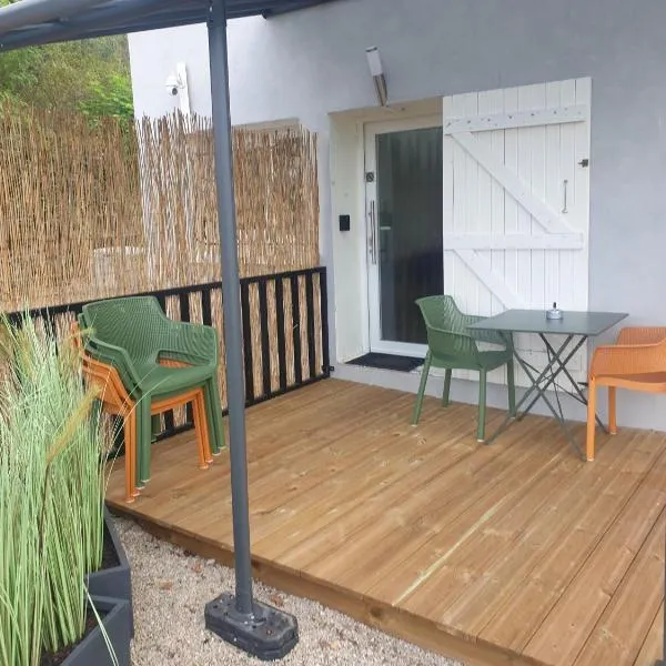 Au pied de la Forêt !, hotel v destinaci Oyonnax