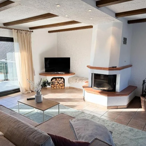 Eifelstube - Cozy 130 qm apartment with big sun terrace, hotell sihtkohas Monschau