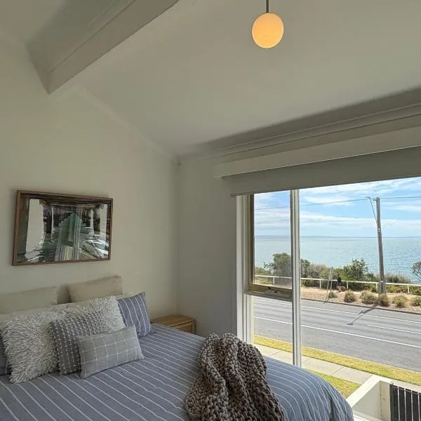 Stunning water views - Bayside Beach House Mornington, hotel v destinaci Mornington