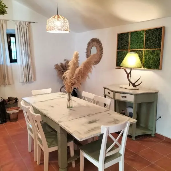 Cortijo Rural El Contador, con chimenea, hotell sihtkohas Constantina