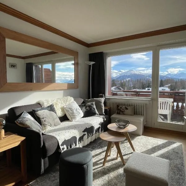 Cosy Rooftop Downtown Crans-Montana with Stunning View and Swimming Pool, hotel in Crans-Montana