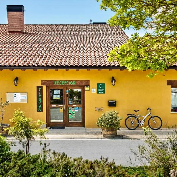 Camping El Roble Verde – hotel w mieście Anúcita