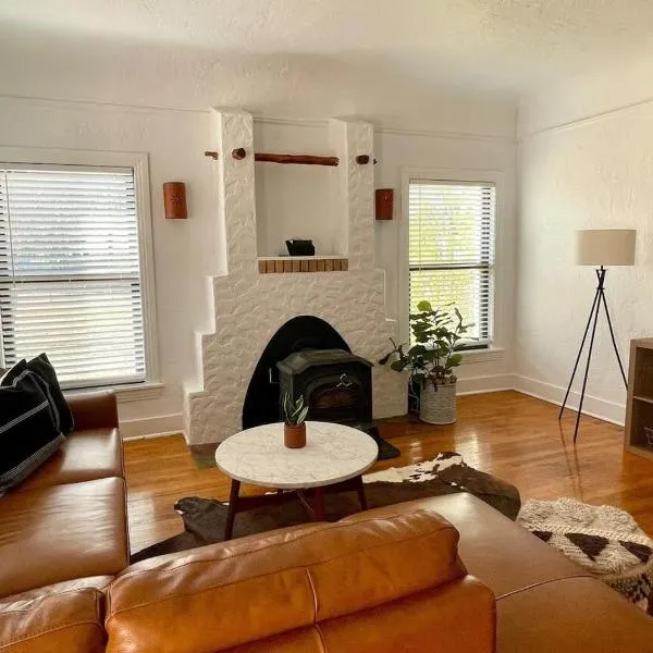 Courthouse Corner - Beautiful adobe, pet friendly, hotel em Marfa