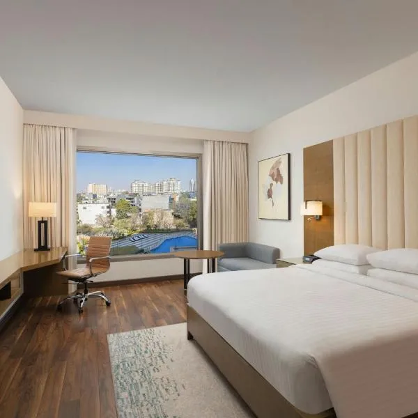 Courtyard by Marriott Gurugram Downtown, hotel em Gurgaon