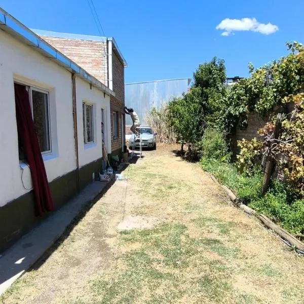 Departamento centrico con aire acondicionado y patio para guardar el vehiculo, hotel in Choele Choel