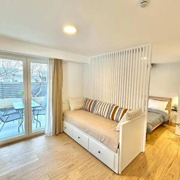 Minimalist Seaside Apartment with Private Patio and Parking, hotel v destinaci Olympiakí Aktí