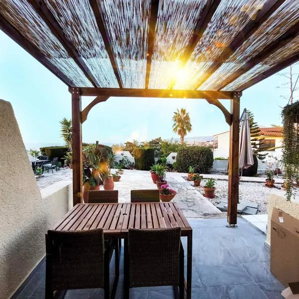 SeaView Luxury Apartment Chloraka Paphos, Pool, Smart TV 65 Inch, hotel in Chlorakas