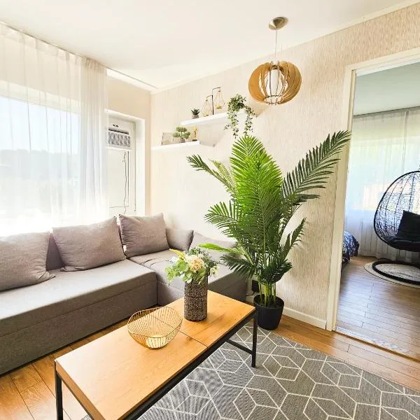 Cofy Rentals - centrally located, quiet district, air-conditioning, free parking, 24-7 express check-in-out, close to sea and everything you need for living!, hotel in Tallinn