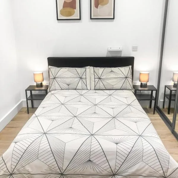 1-BR Flat next to Heathrow Airport London, 3-Beds, Free Parking, khách sạn ở Harmondsworth