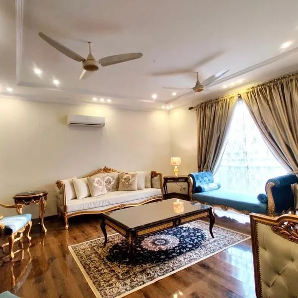 Luxury Villa - 1 Kanal Furnished 5 bedrooms , DHA Phase 6, hotel v destinaci Lahore