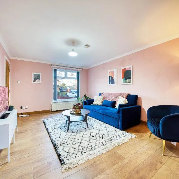 Stylish 2-Bed Apartment with Private Driveway, hotel v destinaci Glasgow