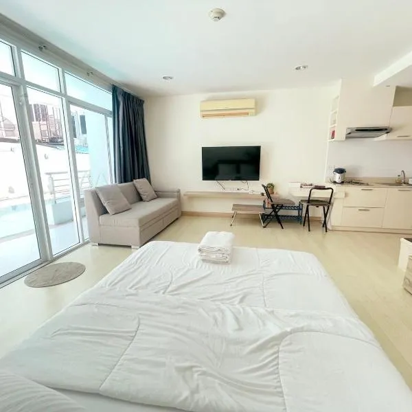 Condo The Beach Bangsaen 327-2 Pool-Access, khách sạn ở Ban Bang Saen (1)